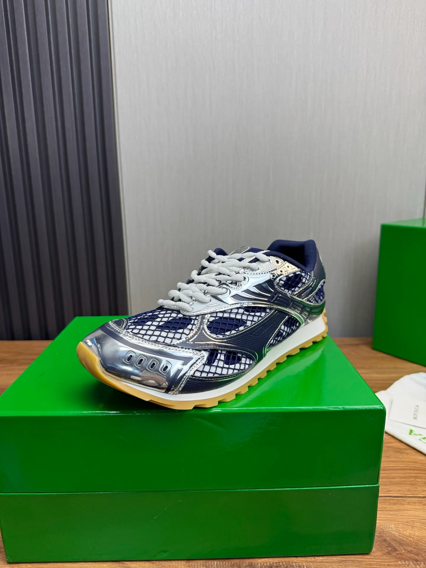 Men's men's shoes 💰620💰 BV top version 𝘽𝙊𝙏𝙏𝙀𝙂𝘼 𝙑𝙀𝙉𝙀𝙏𝘼 Orbit sneakers Wang Yibo same style couple style dad shoes 🩷💚 Runner sneakers, made of lightweight technical mesh fabric. Features a geometric patterned rubber outsole. Pay attention to the package craftsmanship ❕ High version shipping ❗️ Very nice, durable to play with and durable to make ✔️ Standard version 💯💯 The outsole is made of color-blocked TPU outsole. Women’s model 35-41 (40 41 customized) Men’s model 39-46 (45.46 customized) Equipped with original packaging